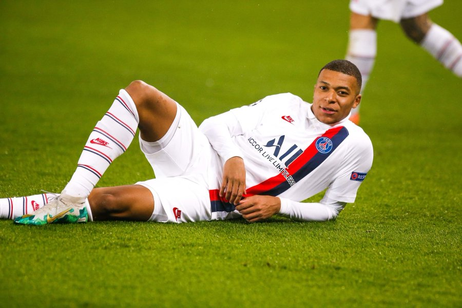 lnstantFoot's tweet photo. Joyeux anniversaire à Kylian Mbappé qui fête aujourd'hui ses 21 ans ! 🇫🇷💫

• 199 matchs 🤝
• 116 buts ⚽️
• 59 passes décisives 🎯

🏆🏆🏆 Ligue  1
🥇Meilleur buteur de L1 2018/2019
🏆Coupe du Monde
🥇 Meilleur jeune de la CDM 2018
🏅 3 fois dans le Top 10 du Ballon d'or https://t.co/F0AZUmByMv