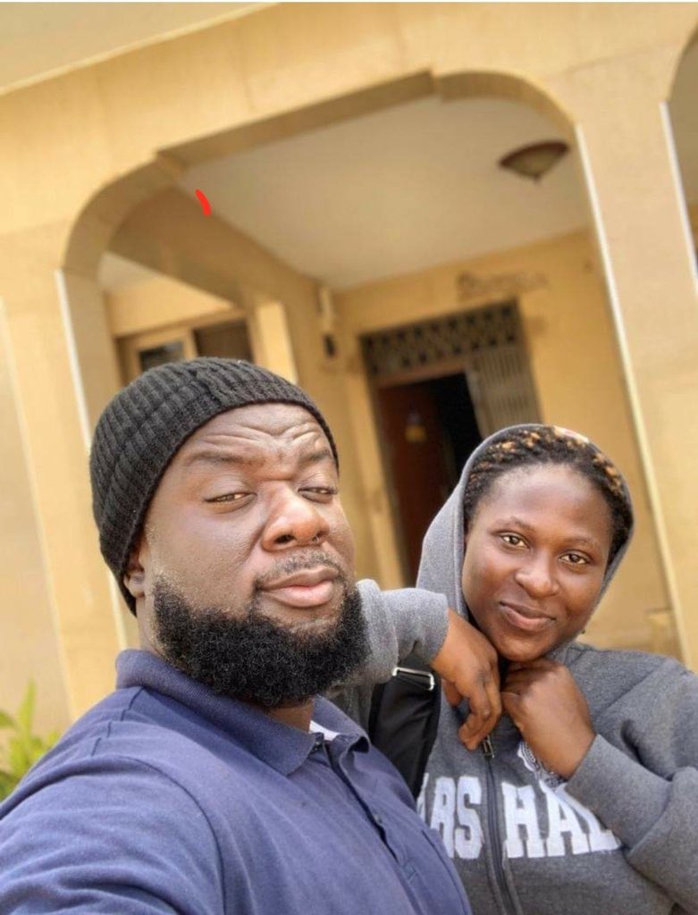 Society_watch's tweet image. Chale this is the guy pressing Vanessa ein breast like squeezing orange 🤣🤣

#societyNews
#SocietyReact