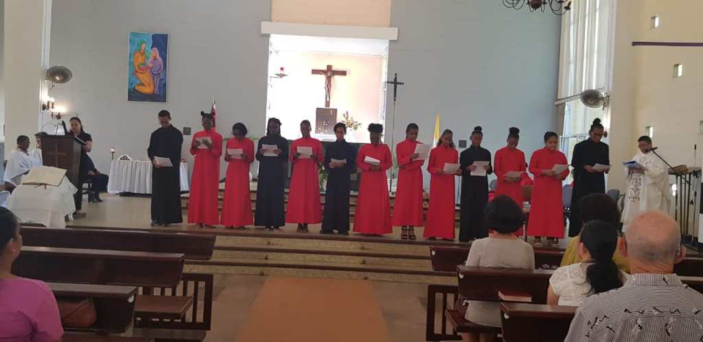 JongKatholiekSR's tweet photo. Misdienaars en acolieten H. Familieparochie leggen belofte af. #misdienaars #heiligefamilieparochie #bisdomparamaribo #suriname https://t.co/g7XD7t3S5H https://t.co/tI95Q98bxX