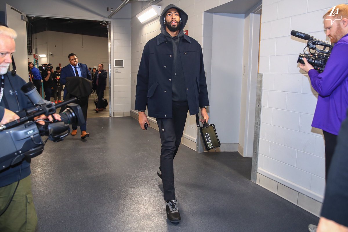 Lakers's tweet photo. It’s almost that time 🍿 #LakeShow https://t.co/oWCQSG3LNx