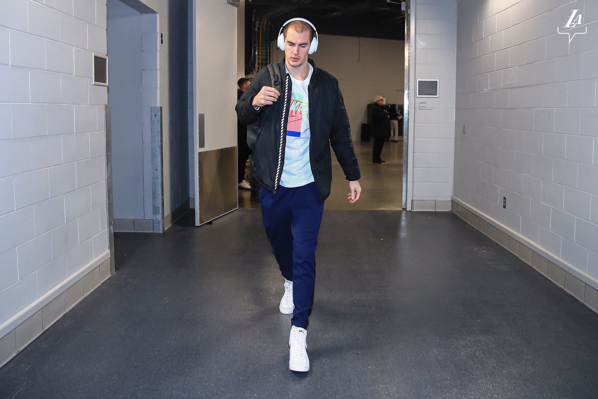 Lakers's tweet photo. It’s almost that time 🍿 #LakeShow https://t.co/oWCQSG3LNx