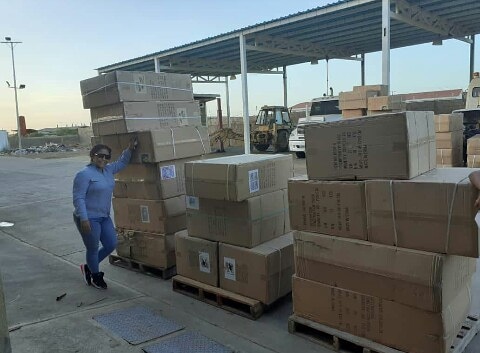 LuisUlacio7's tweet photo. Gracias a nuestro Gobernador @vclarkb y a la primera dama del Edo @jessicaperozo, hoy recibimos los juguetes para nuestros #Niños.  @nicolasmaduro 
#NavidadesFelices 
#NavidadesEnPaz 
#NavidadAlegre https://t.co/9y7jb5Ojpx