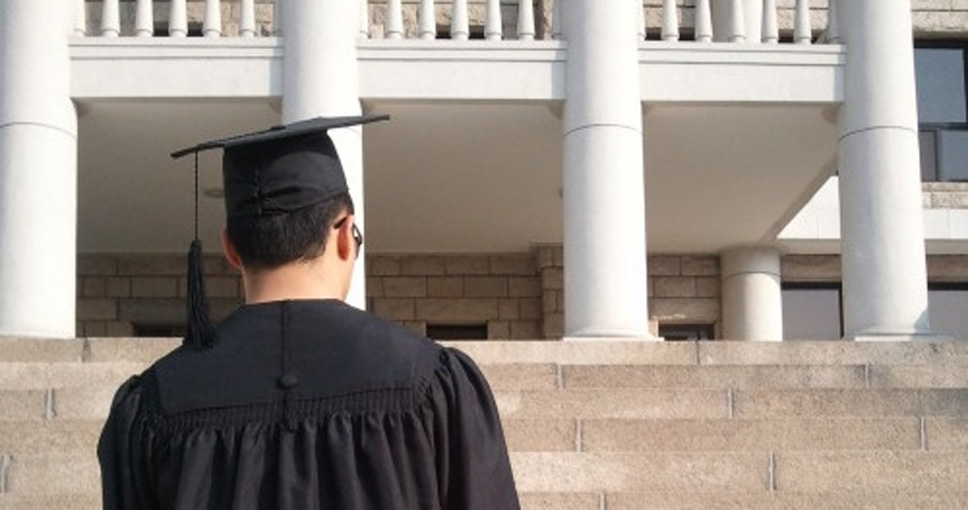 대졸취업률이 6년째 줄자 졸업을 미루는 학생이 많습니다. 인턴·대외활동 등 취업관련 프로그램이 ‘학생 신분’이어야 유리해서입니다. 졸업을 못하는 게 아닌 안 하는 ‘웃픈’ 대학생입니다. 

bit.ly/2sGNu0z [“8년 만에 대학졸업이요? 흔해요”...취업난에 쌓여가는 ‘졸업유예생’]