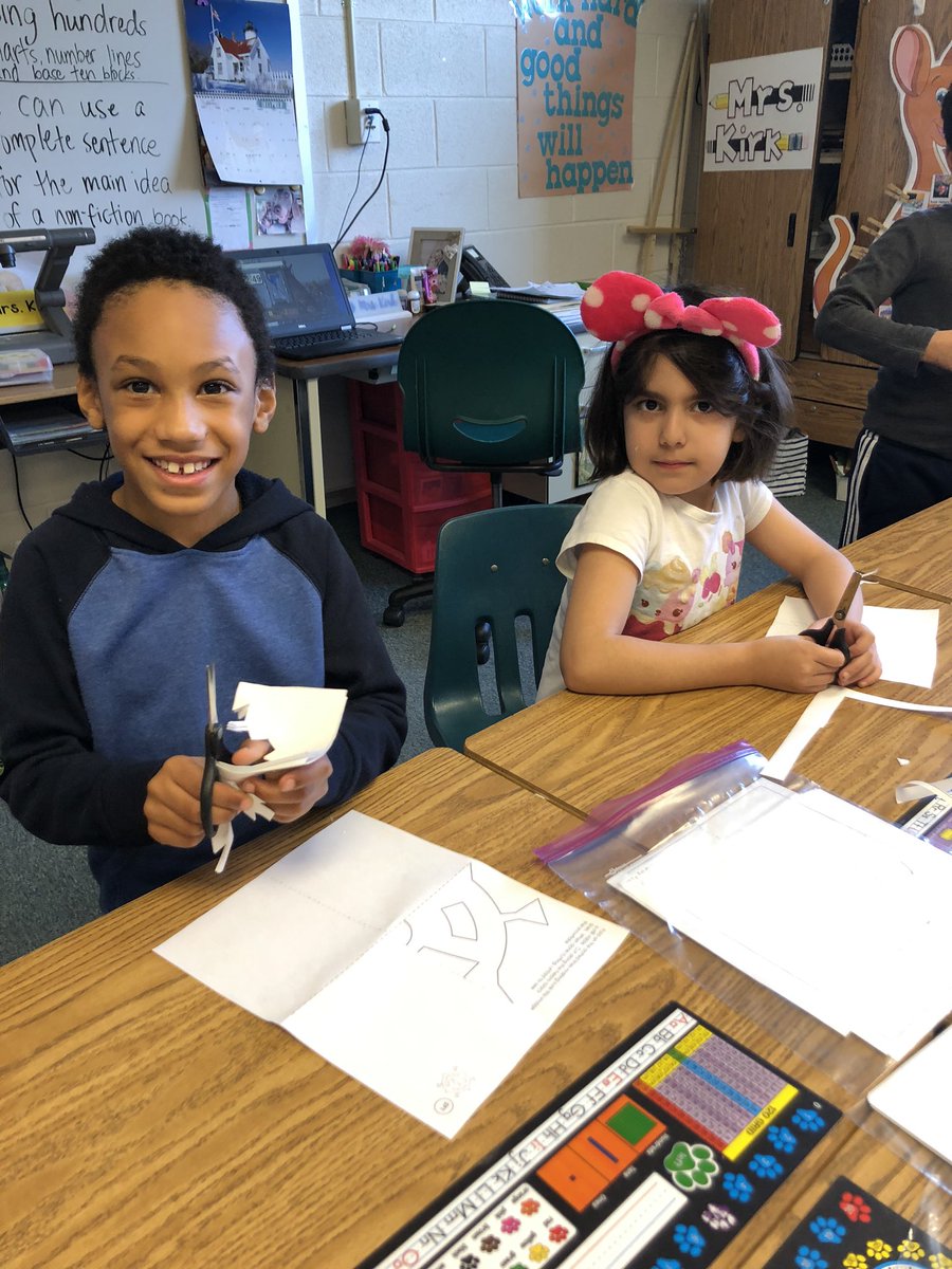 It may not be snowing outside but Kirk’s kangaroos made intricate snowflakes ❄️❄️❄️ <a href="/colinpowelles/">Colin Powell ES FCPS</a>