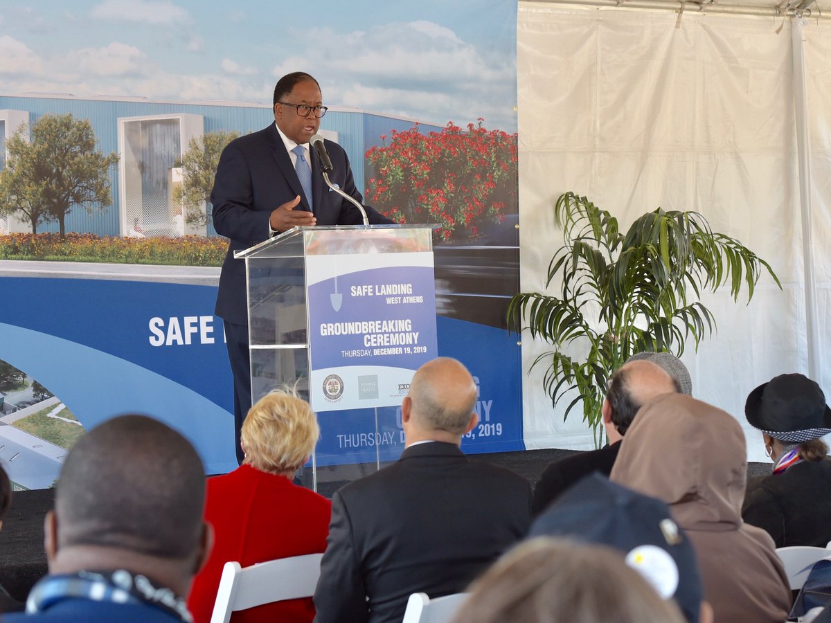 mridleythomas's tweet photo. Today we broke ground on a 1st-of-its kind service-enriched housing. In less than a year, Safe Landing will be open 24/7! #BringEveryoneIn @kfalosangeles @EveryoneIn_LA
https://t.co/hED1Iy0R0a https://t.co/rPzS9oZa4J