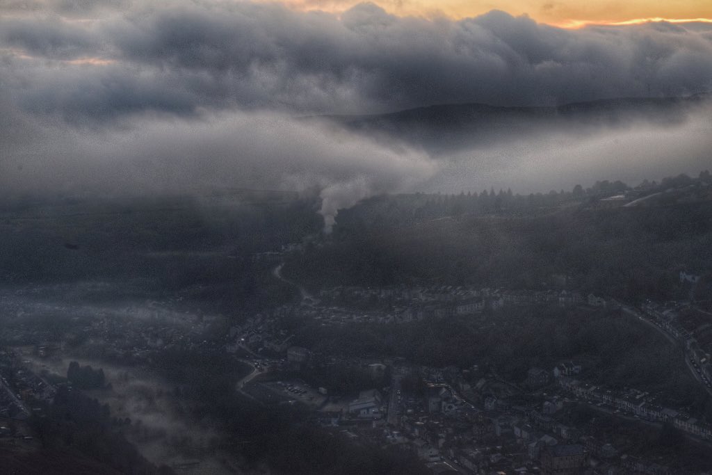 A #WhiteChristmas is looking doubtful so let’s enjoy the festive fog and epic winter skies 🖤
#NaturePhotography #landscapephotography #rhondda #wales #findmyepic #wonderfulwales