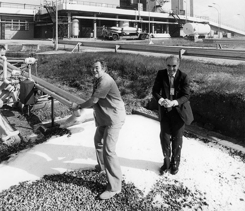 2 homme s'apprêtent à lancer une boule de neige sur le photographe