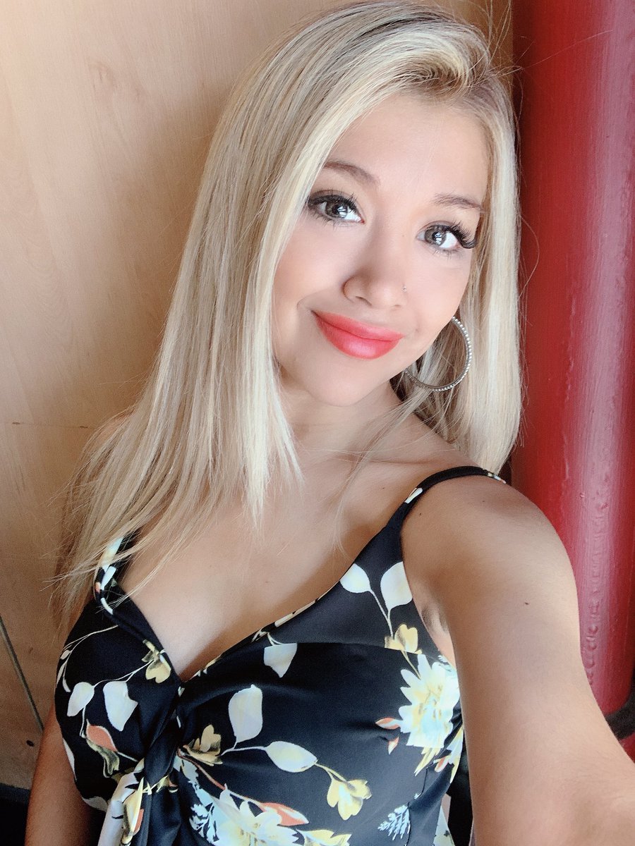 VeronicaAvilaOK's tweet photo. Un añito más gracias a Dios🥳 Que bendición poder festejar un año más de vida rodeada de amor❤️ agradecida a él por nunca dejarme sola,JAMÁS me soltó la mano, por darme una familia hermosa, un compañero de vida, amigos incondicionales,GRACIAS por sus saludos y su amor🥰Los quiero https://t.co/ZirAldutTK