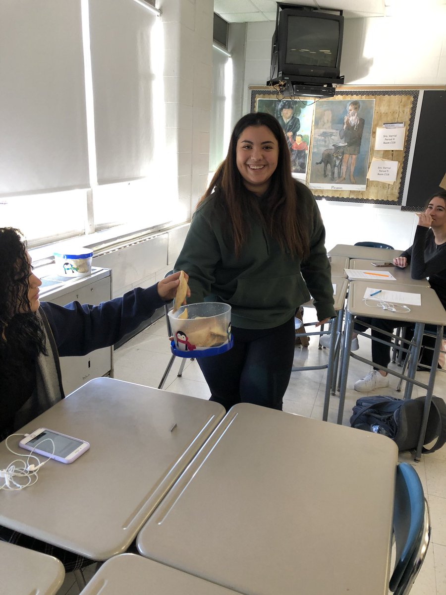 evarrial's tweet photo. Gracia Evani por traer empanadas hoy para despedir el aรฑo! #espanol4 #hhs #wearehowell #tradiciones @MerylNorych https://t.co/Z8JWU7cf9c