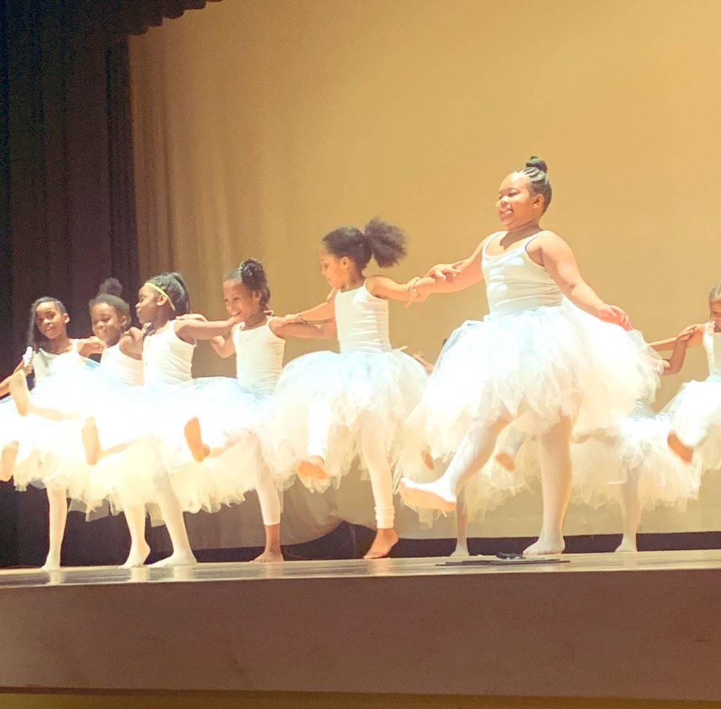 APSPeytonForest's tweet photo. Happening Now❗️❗️❗️ Our Tigers showcasing their gifts and talents is a sight to 👀 #DecemberLights #Believe #ThePeytonWay #HappyHolidays @AssocSupBattle @peytonprincipal @PFES_SchoolBiz @TamHarrisAP 💛💛💛 https://t.co/mHulxmEMxY