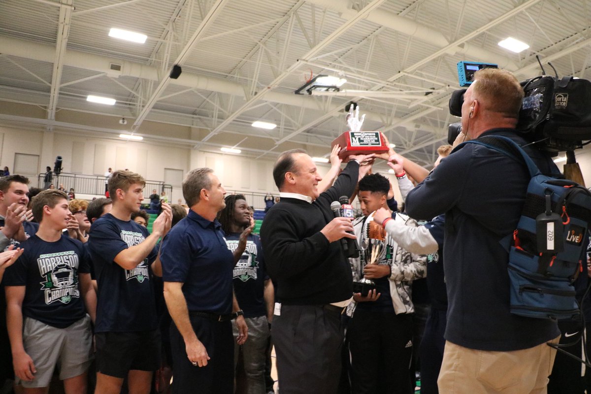 High5Sports's tweet photo. The moment @krodfox5 presented the TEAM OF THE YEAR hand trophy to @hhshoyafootball! Congrats, Hoya Nation! https://t.co/YOVpgVasTB