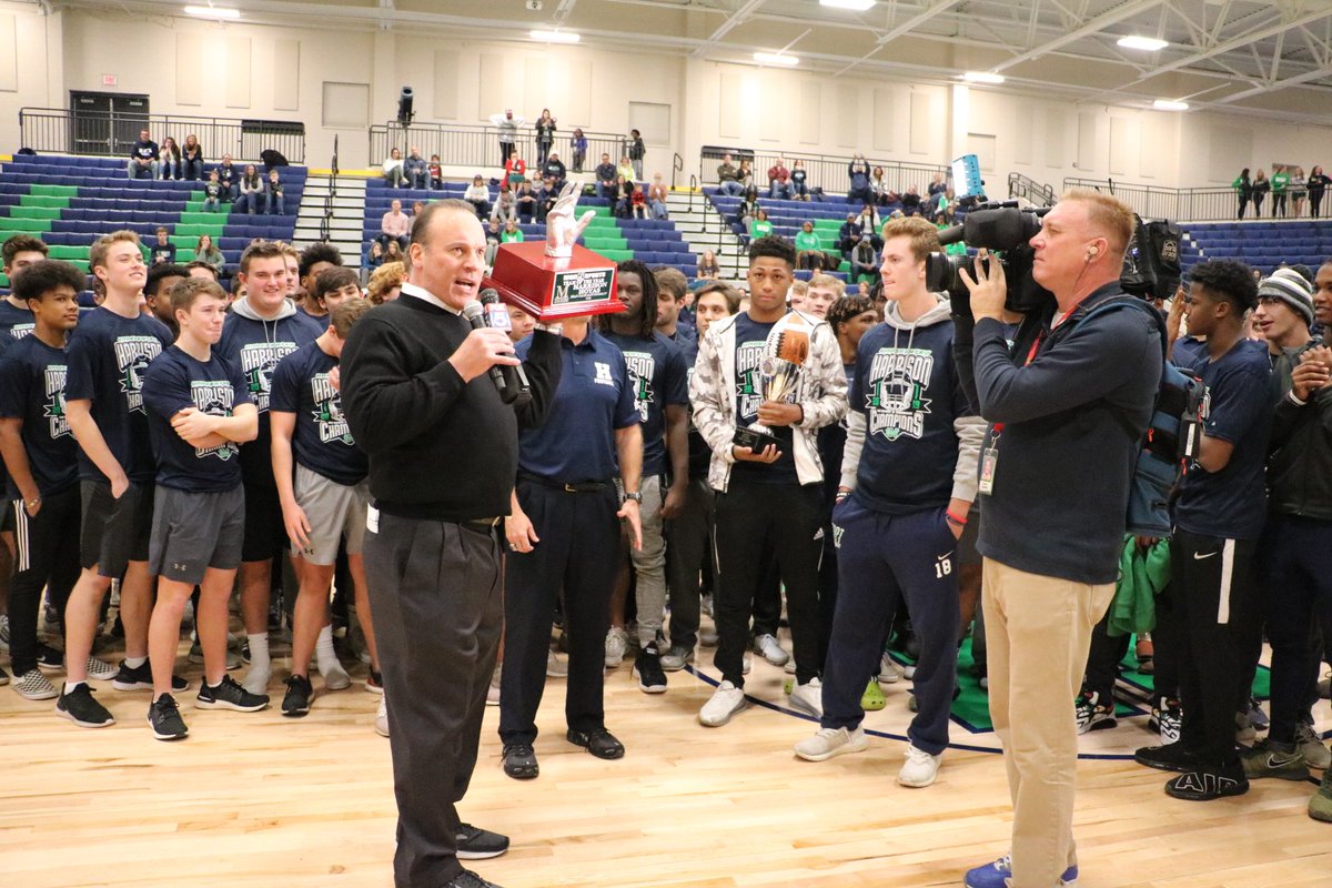 High5Sports's tweet photo. The moment @krodfox5 presented the TEAM OF THE YEAR hand trophy to @hhshoyafootball! Congrats, Hoya Nation! https://t.co/YOVpgVasTB