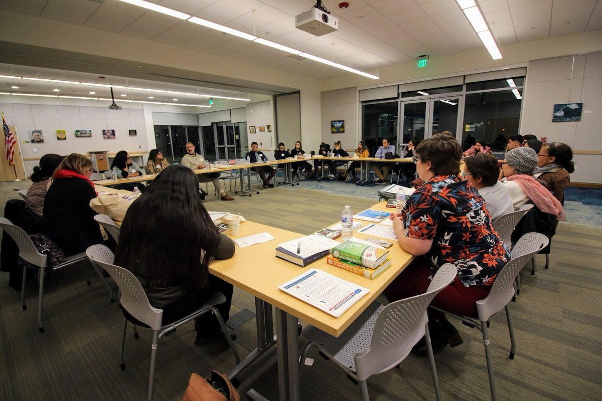 SDCountyLibrary's tweet image. Here are some photos from this year&apos;s celebration of KPBS One Book Sin Fronteras selection, Patti Smith&apos;s memoir Eramos Unos Niños. There were presentations of artwork by students from UABC Mexicali followed by book club discussion at Imperial Beach!
#onebookonesandiego #kpbs