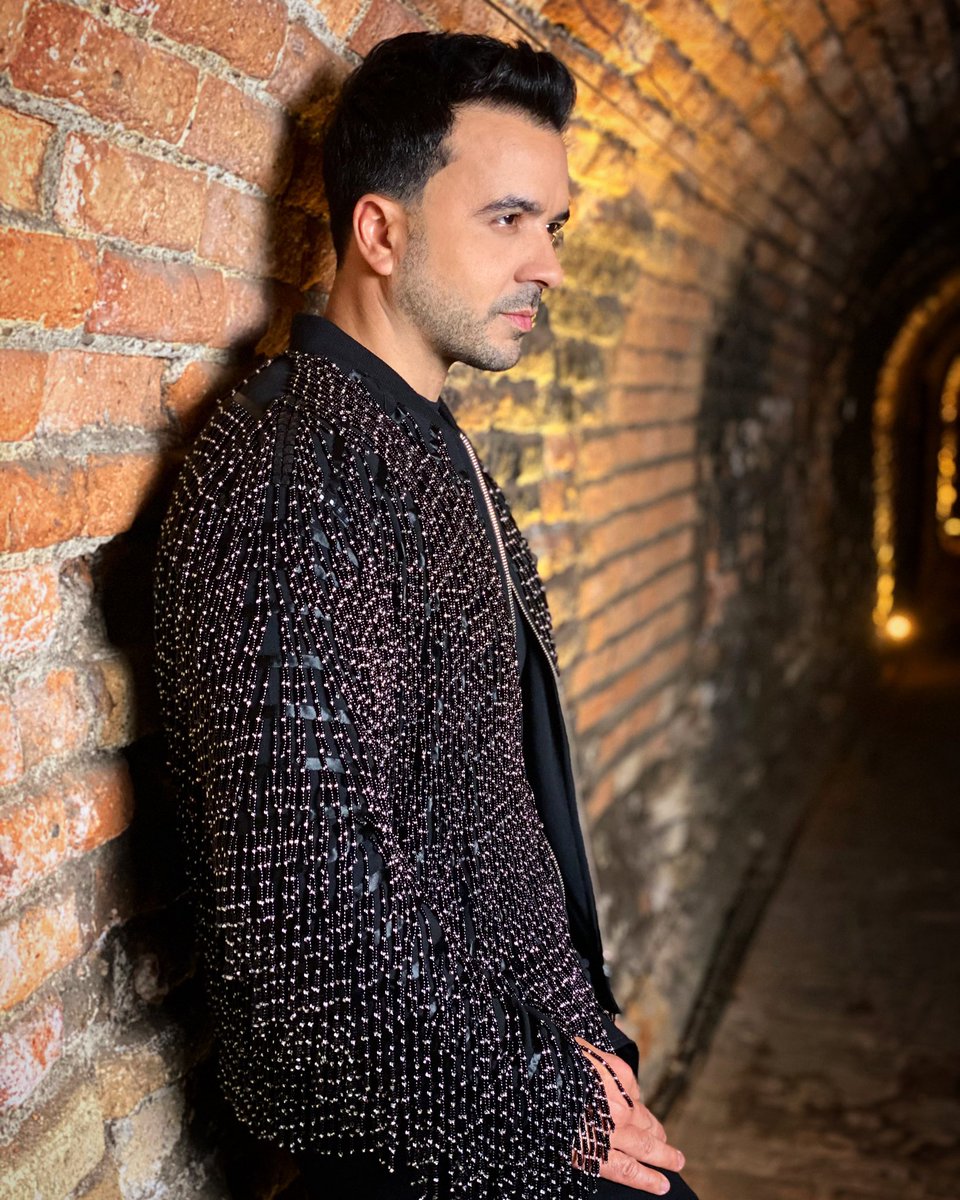 LuisFonsi's tweet photo. Siempre hay luz al final del túnel. Voy a ti 👊🏽 https://t.co/pgapuRDphB