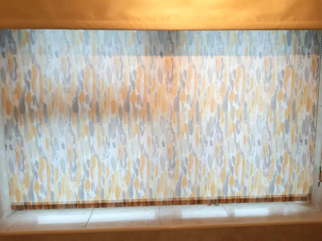 BrantryBlinds's tweet photo. Only picture i got today,  too busy to photograph my work 😱😱😱
Roller blind in "fresco-chatreause" fitted in this bathroom earlier.  Love the colour combination &amp; pattern of this cool fabric. Fitted on reverse roll with chrome child safe chain controls. https://t.co/6i157PCtbW