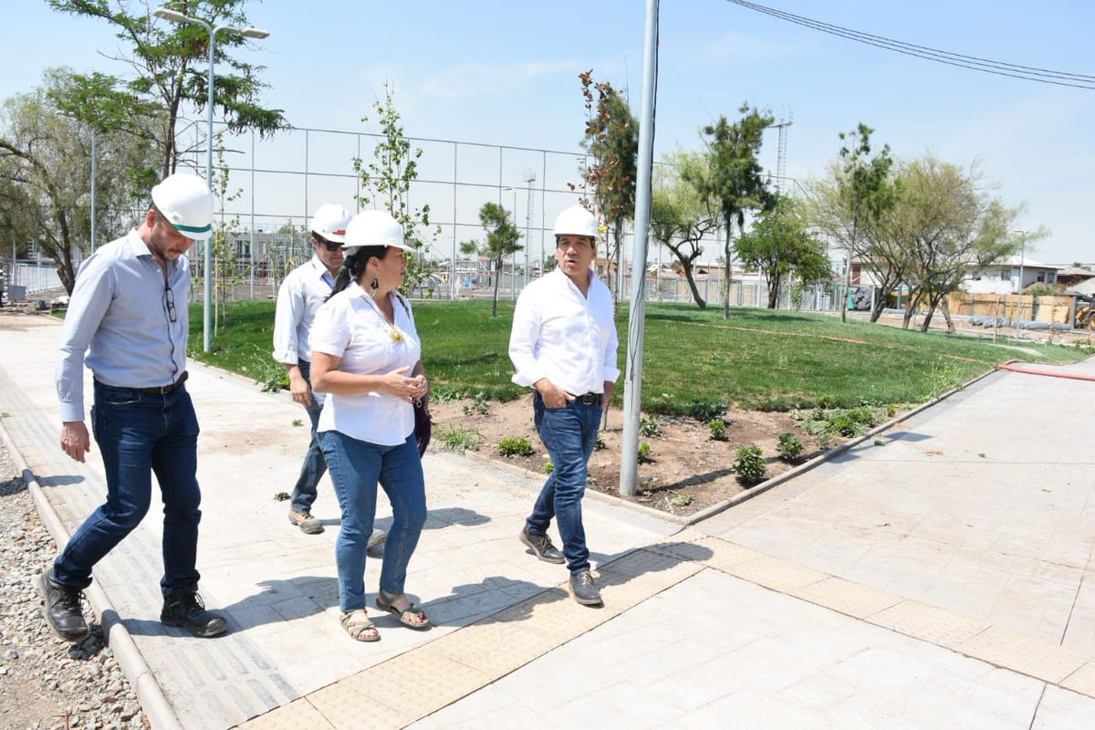 Muni_Indep's tweet photo. Alcalde @Duranbaronti junto a la concejala Patricia Gaete @GaeteConcejala inspeccionan las obras de construcción del Parque Mirador Viejo, que próximamente será entregado a la comunidad 👏 https://t.co/jjKzGBr7Dt
