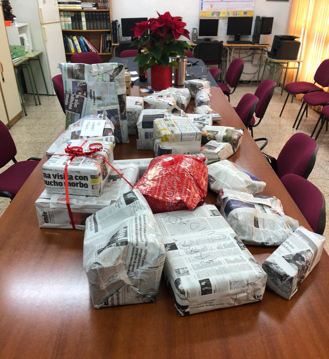 profedeprimari's tweet photo. Me ha gustado muchísimo. Mis compis han preparado"el amigo envidioso" que consiste en meter todos los regalos en una bolsa (tapados con papel de periódico) y asignarles un número. Luego coges el número de una bolsa y se van abriendo los regalos. Si te ha gustado el regalo de tu https://t.co/BoDQELCtke