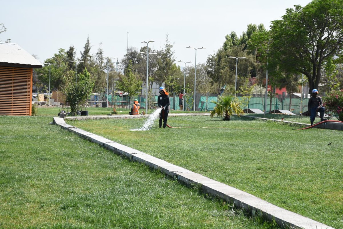 Alcalde <a href="/Duranbaronti/">Gonzalo Durán</a> junto a la concejala Patricia Gaete <a href="/GaeteConcejala/">Patricia Gaete</a> inspeccionan las obras de construcción del Parque Mirador Viejo, que próximamente será entregado a la comunidad 👏