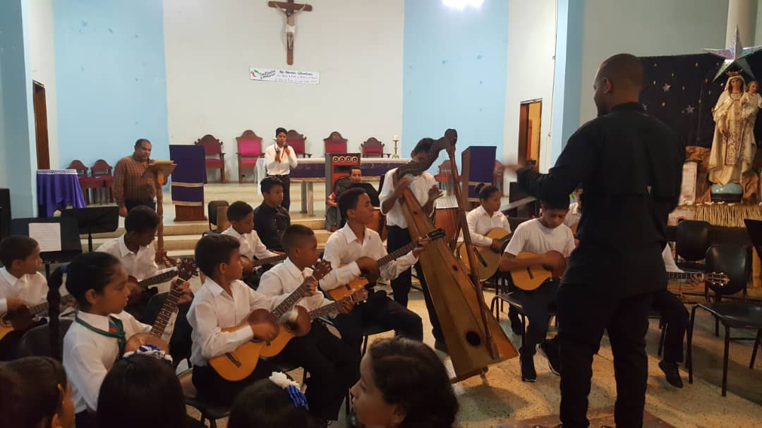 Programa Alma Llanera en el concierto de cierre de año 2019. <a href="/elsistema/">El Sistema</a> <a href="/SistemaGuarico/">Sistema Orq. Guárico</a> <a href="/accguarico2011/">SIBCI Guárico </a> <a href="/prensalasmerced/">Alcaldía de Rondón</a>