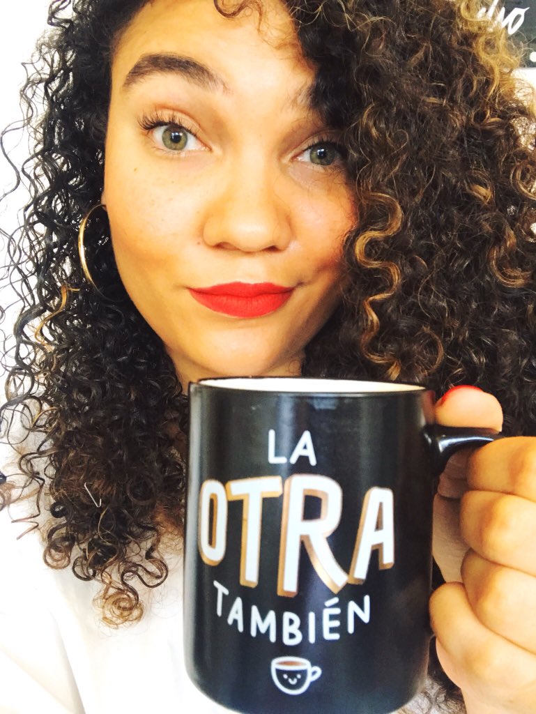 loreeemedina's tweet photo. “Una parte de mí quiere más café... pero la otra también” 🤷🏻‍♀️☕️💁🏻‍♀️✨

Tratando de sobrevivir en estas navidades... básicamente.

Mug de mis amigos @Los_Plebeyos 🙌🏼✨♥️ https://t.co/2zCgT5wcr6