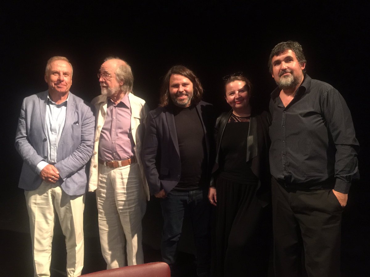 Padrino50leyes's tweet photo. Hace un rato, con teatro lleno, @AlbertoMayol presentó su nuevo libro "BIG BANG 💥 Estallido Social 2019" junto al gran periodista @fernandopaulsen el Sociólogo y premio nacional Manuel Antonio Garreton, la artista Voluspa Jarpa y nuestro @QuirogaCalama Notable lanzamiento!! https://t.co/98v1SITUzm