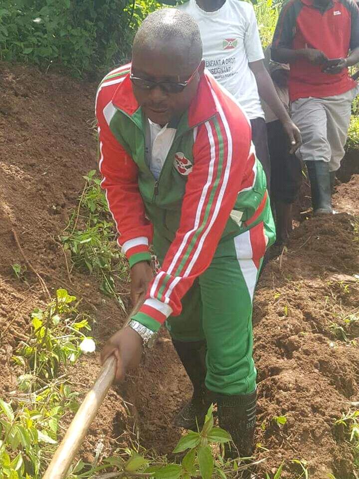 NiyongereEliac2's tweet photo. #Burundi,kuri uyu wa 19/12/2019,Buramatari wa @BubanzaProvince @IrNobus yifadikanije n'abenegihugu bo muri komine ya #Musigati,mubikorwa rusangi vyoguca imikobeko k'umutumba wa #Kayange muri wamugambi w'Igihugu#EWE BURUNDI URAMBAYE. https://t.co/qxQIqKyk14