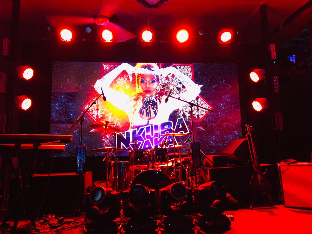 GeniusEmpireRe1's tweet photo. We are at Fame Lounge supporting a sister 
Karole Kasita.
Where are you tonight?
#KaroleKasitaLive https://t.co/b5fhKna4Lk