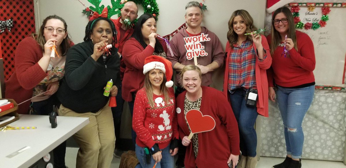Hannah_Ryder1's tweet image. So excited to share with Ben that he was a work win give winner!!! Thanks for all your hard work this holiday season 🎯 #worksomewhereyoulove @jillianTarget @JoshStanforth @Ukaplan_TGT @Summer_K_W