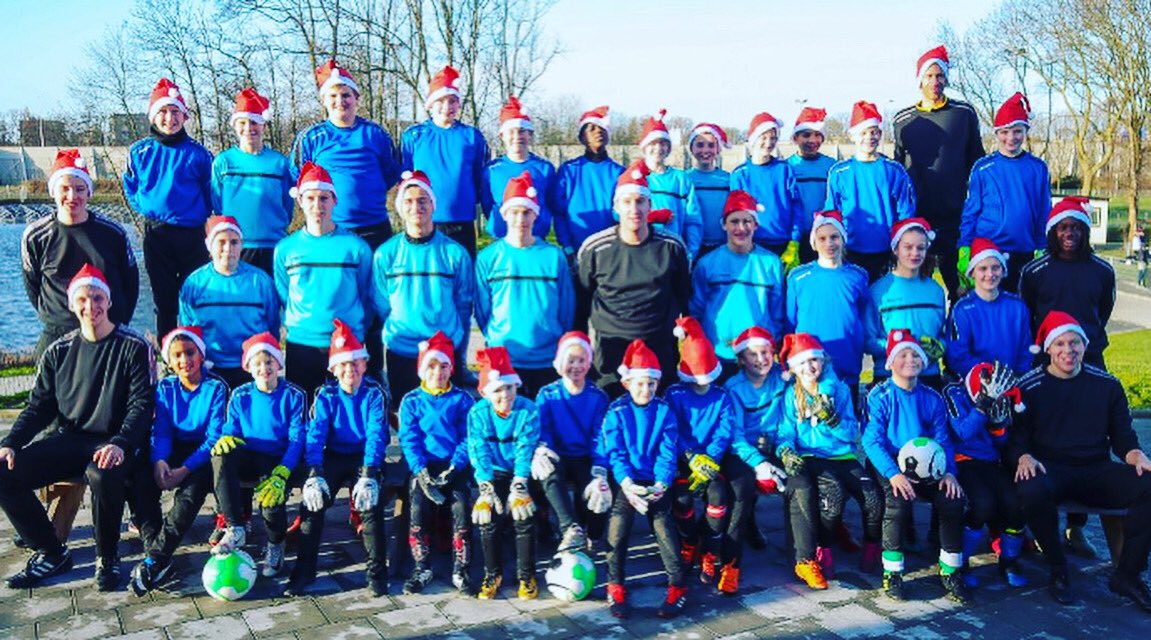 Keepersschool_F's tweet image. 🎇NAMENS DE KEEPERSSCHOOL WENSEN WIJ IEDEREEN FIJNE KERSTDAGEN EN EEN GELUKKIG, MAAR VOORAL EEN GEZOND 2020 TOE! TOT VOLGEND JAAR! 🎇keepersschoolfrankderuiter.nl
#kerst #nieuwjaar #2020