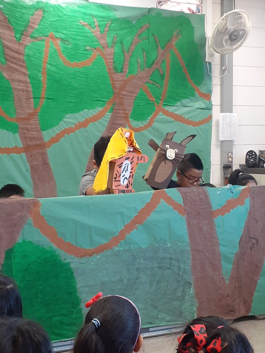 CalvoKinder's tweet photo. @hELLoMrsReyes thank you for inviting us to this awesome show! The kids did a great job! #euclidexplores #rtsd26learns #KinderLove https://t.co/Mz7p0ViJME