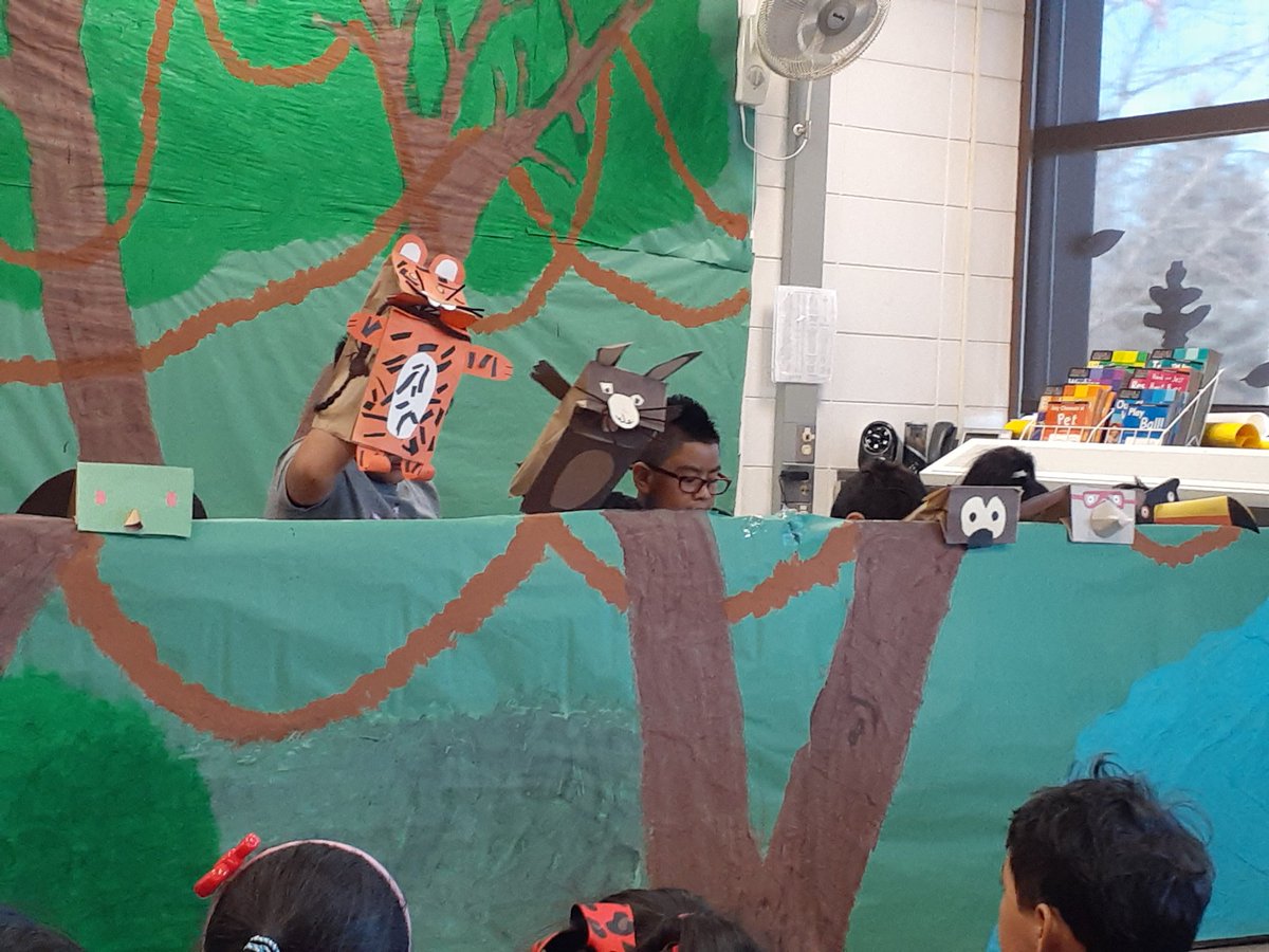 CalvoKinder's tweet photo. @hELLoMrsReyes thank you for inviting us to this awesome show! The kids did a great job! #euclidexplores #rtsd26learns #KinderLove https://t.co/Mz7p0ViJME