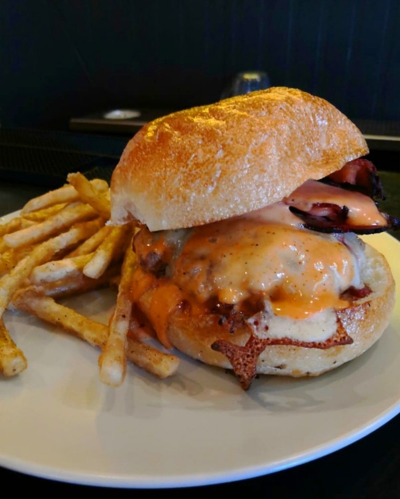 Este jueves sabe a Bacon Boss Burger, Pan de la casa , carne de res, queso cheddar, tocino y salsa honey sriracha ¿se te antoja? 🥓🥓🥓