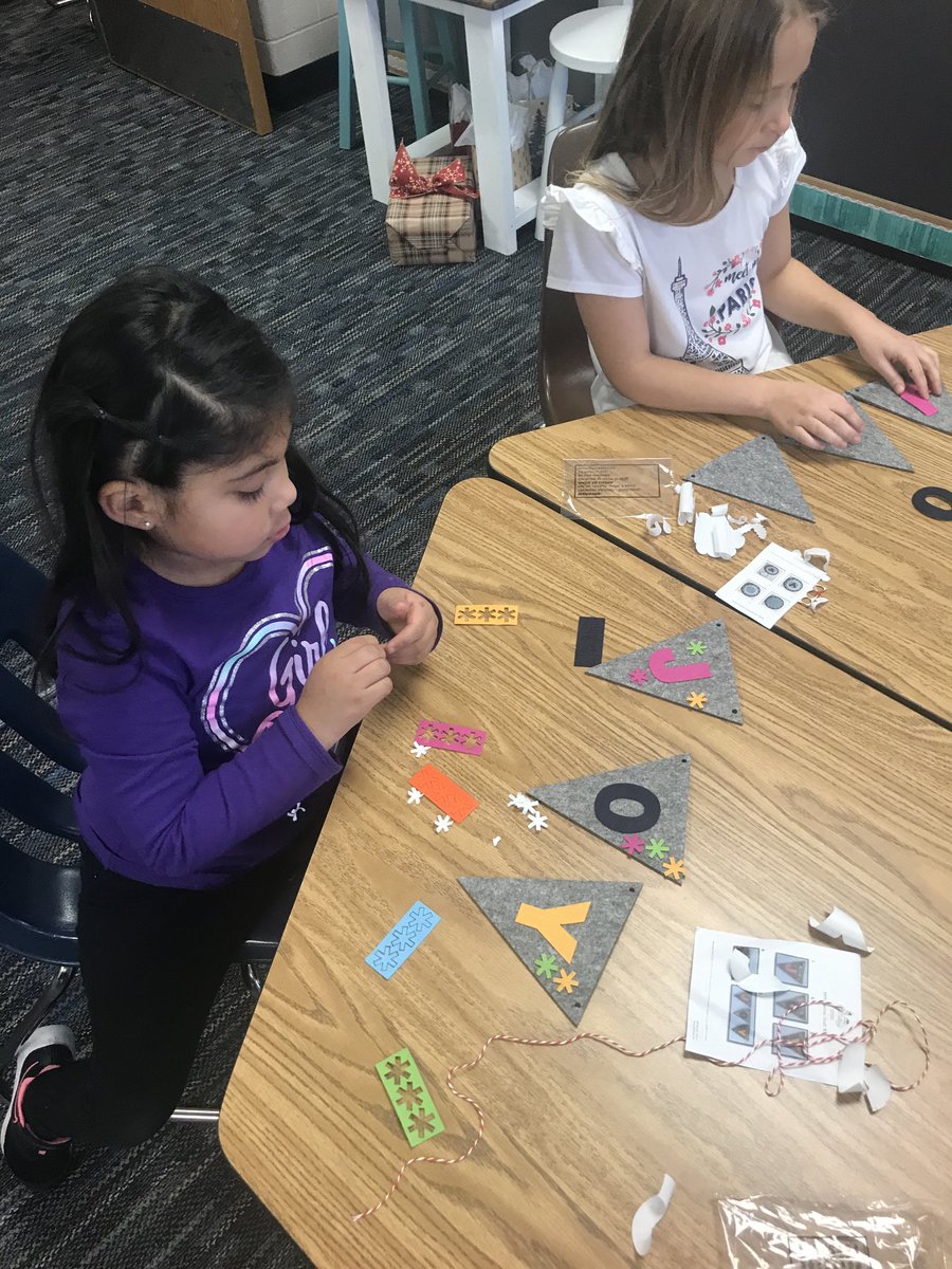 vanderkolkkwo's tweet photo. Thanks ⁦@_BrianField⁩ (and family) for providing the fabulous Holiday crafts! #GLakes #familyday https://t.co/efU0YN1O0w