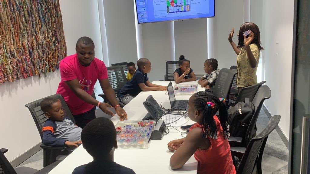 bayosanni's tweet photo. Very proud of Oracle Women Leadership Nigeria team, driving the STEM winter BootCamp which was organized for young kids with the aim of stimulating the social &amp; technological acumen of our future leaders and proudly delivered at Oracle’s Lagos Cloud Center Of Excellence https://t.co/ERn27DvCwx