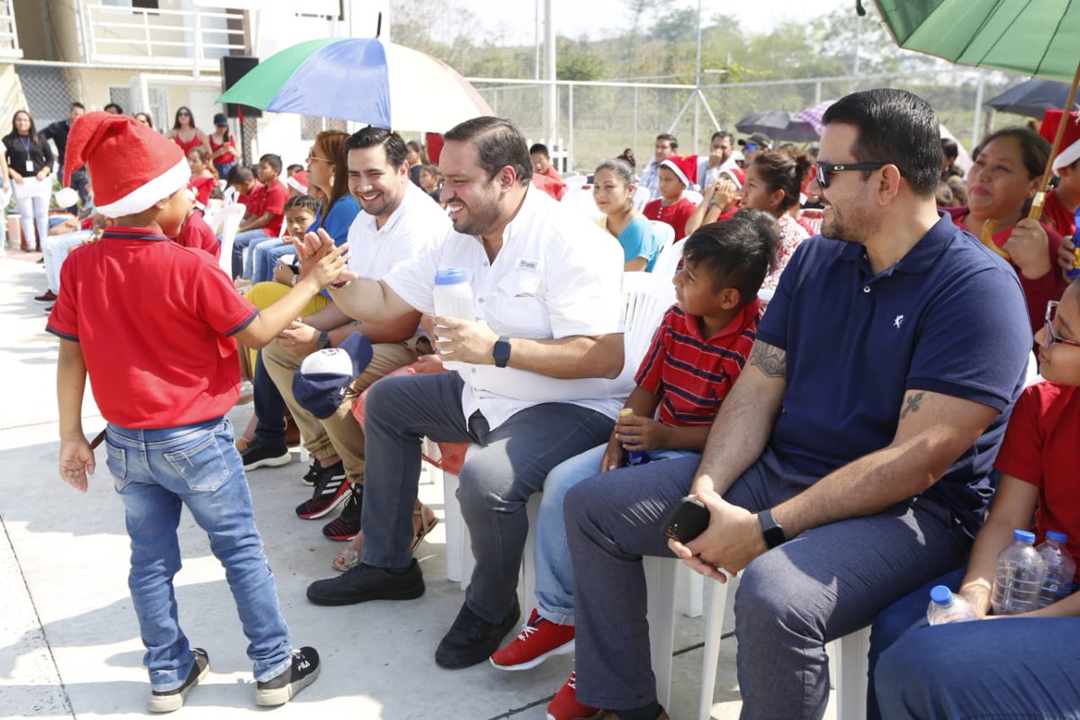 abgmadero's tweet photo. Hoy, compartí un momento de alegría con las familias del Conjunto Habitacional #Paján de la Misión #CasaParaTodos. Cuenten siempre con el apoyo del Gobierno Nacional para juntos construir un futuro con mayores oportunidades para todos.

¡La #MisiónNavidad recorre todo el país! https://t.co/VU9DlOUVup
