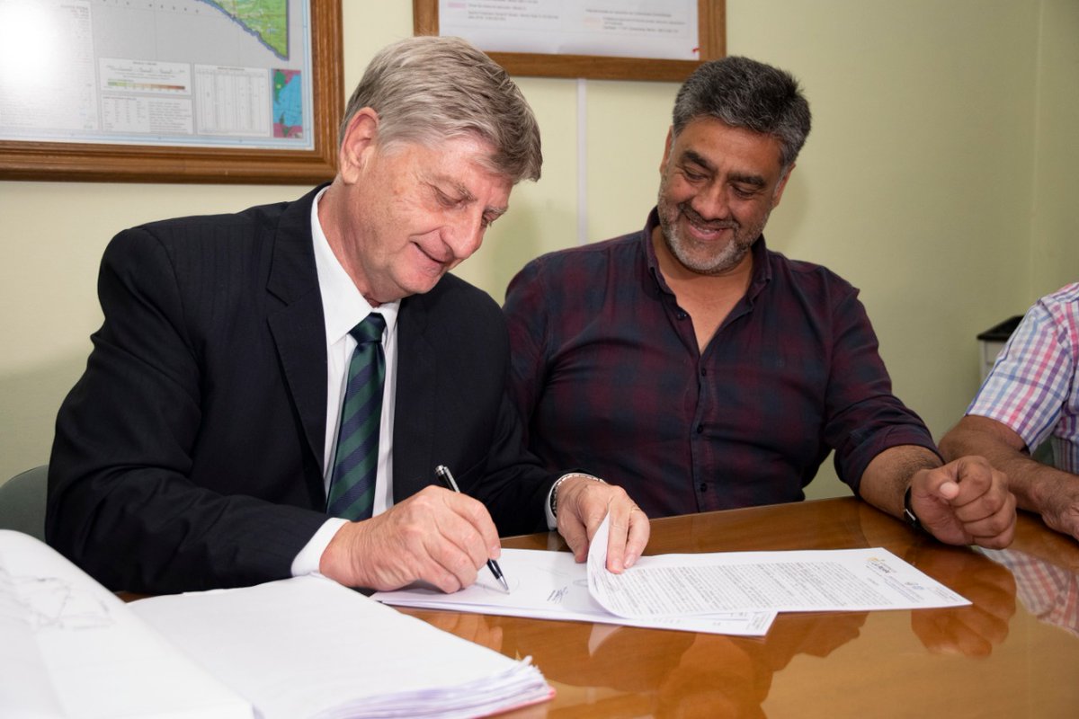 juanlaadela's tweet photo. Firma del contrato para la ejecución de la obra: “Sistema de Desagües cloacales y readecuación de centros de abastecimiento de agua potable de La Adela”.

Gracias @ZiliottoSergio

#LaAdela #obras #proyectoverna #Municipalidad https://t.co/sPgYGf3zd7