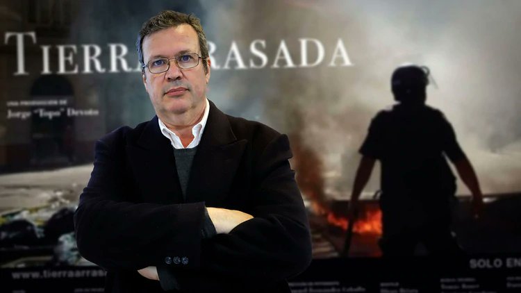 FMLaPatriada's tweet photo. @JaureguiMartin @FactorUVradio @ursuvargues 🎙️Comentamos “Tierra arrasada” (@TierraArrasada) de Tristán Bauer, que retrata el gobierno de @mauriciomacri 

"La historia como acontecimiento de lo coyuntural, siempre que estás viviéndolo perdes la distancia de lo que ocurrió", @JaureguiMartin 

👉Por https://t.co/o5ixut4x06 https://t.co/ghexrmEp89