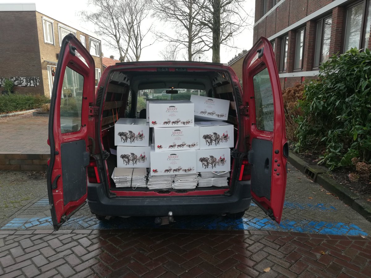 Vandaag zijn er 45 voedselpakketten voor de kerst, afgeleverd bij kwetsbare gezinnen/deelnemers van Humanitas in Lansingerland. De Lions hebben dit ingezameld. Inwoners hebben gul gegeven. We zijn er immers voor elkaar, het hele jaar door.. Humanitas... Samen Sterk 💪