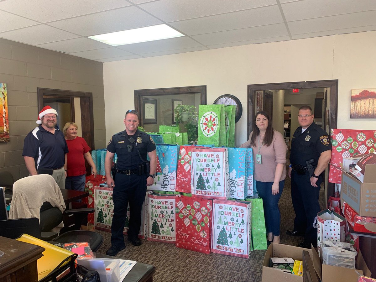 normanokpd's tweet photo. NPD is helping to spread some holiday cheer with the Citizens Advisory Board by providing Christmas for over 60 foster children in the Norman community, as well as all children at the Red River Youth Academy. #NPDCommunity #NPDGivesBack https://t.co/yTHICb1qCM