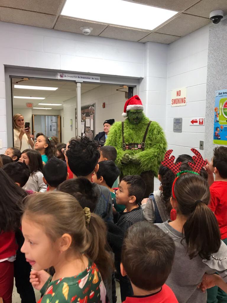 rivergrove85_5's tweet photo. Thank you to the GRINCH!! And the always supportive River Grove Police Department and the Village of River Grove for spreading holiday cheer to our #rgroyals. It is truly the Village of Friendly Neighbors ❤️ #WeAreRG @DavidBGuerin https://t.co/TYg49AFayS