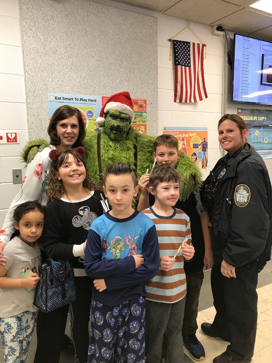 rivergrove85_5's tweet photo. Thank you to the GRINCH!! And the always supportive River Grove Police Department and the Village of River Grove for spreading holiday cheer to our #rgroyals. It is truly the Village of Friendly Neighbors ❤️ #WeAreRG @DavidBGuerin https://t.co/TYg49AFayS