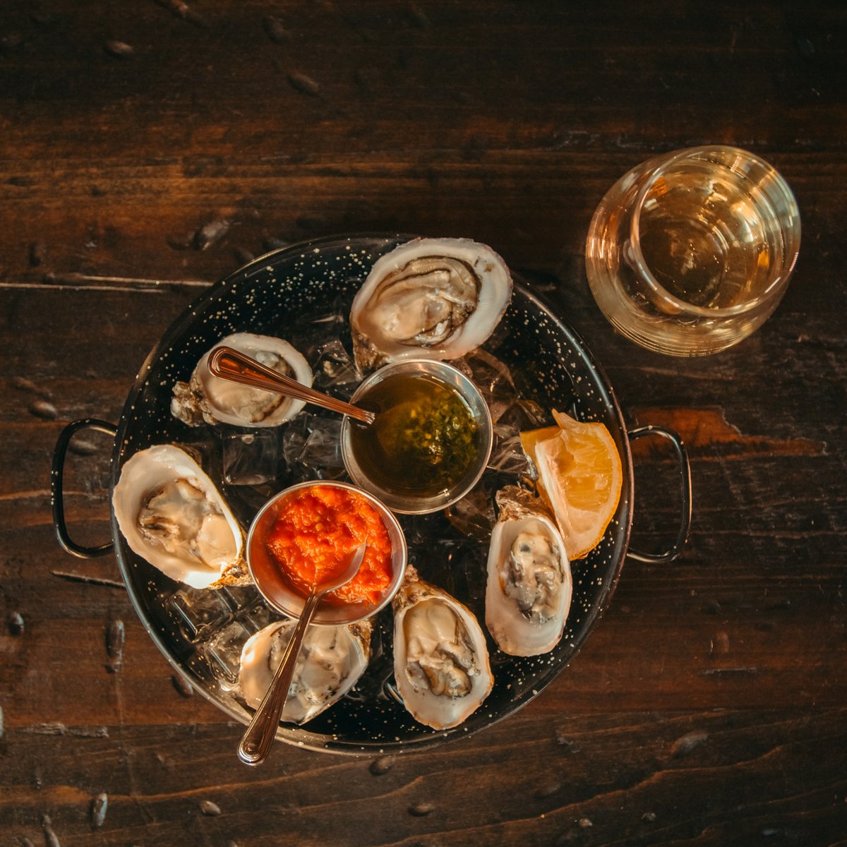 Forget a round of drinks... a round of oysters is more like it!
🦪🥂 
_
join us for today starting at 3pm for <a href="/taylorshellfish/">Taylor Shellfish</a> oysters alongside bubbly drink specials 🐚🍾 #TaylorShellfish #oysternight