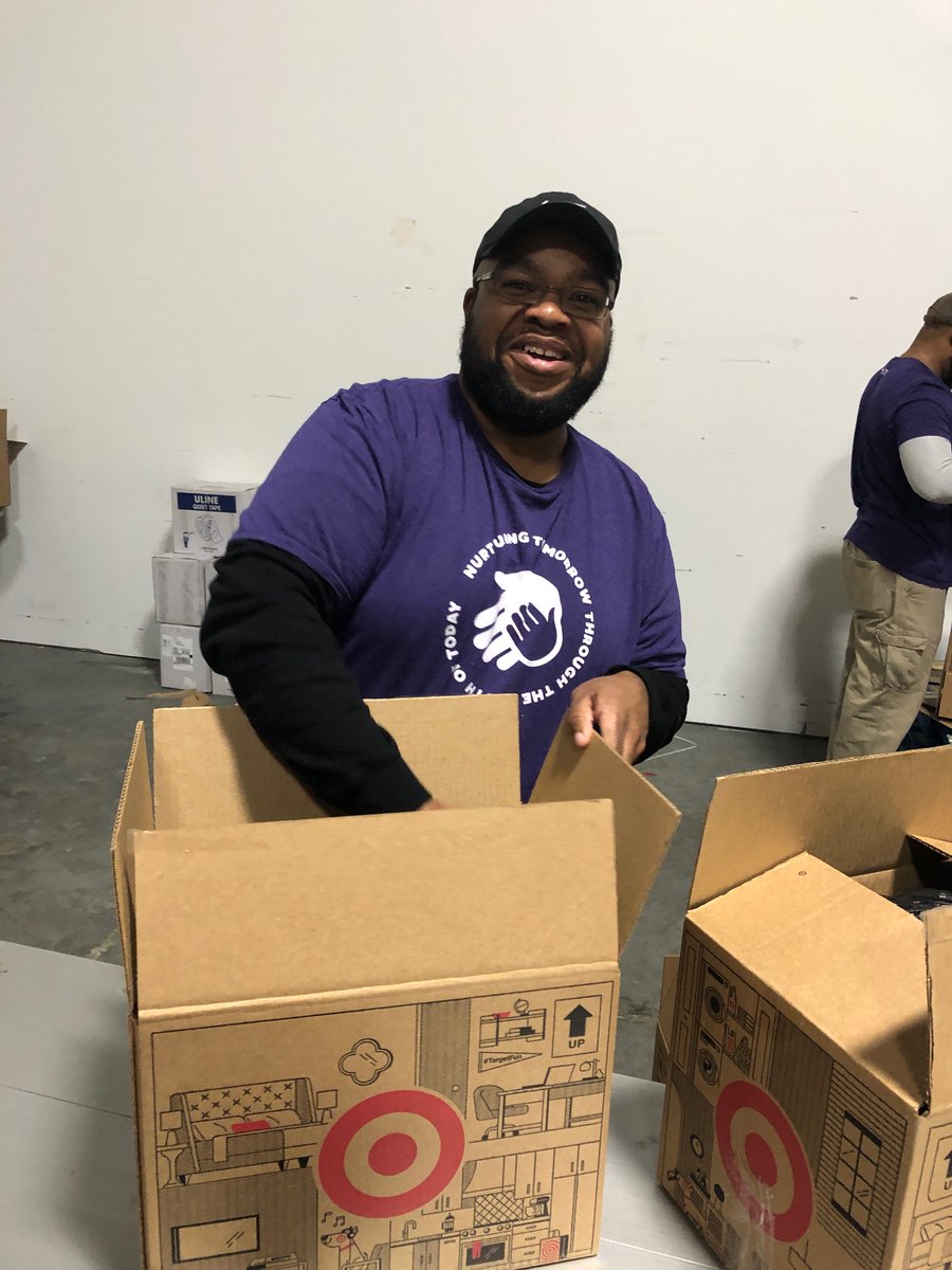 CeteraFinancial's tweet photo. The holiday spirit is strong! S/O to #CaringCetera’s Atlanta office for donating their time and money volunteering with @UnitedWay to prepare 2,600 meals for families in need. What a great way to spread holiday cheer! https://t.co/fvXeqIMSwt