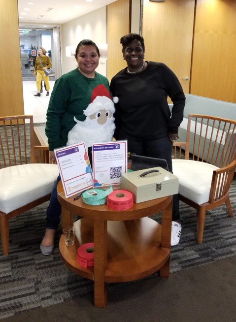 CeteraFinancial's tweet photo. The holiday spirit is strong! S/O to #CaringCetera’s Atlanta office for donating their time and money volunteering with @UnitedWay to prepare 2,600 meals for families in need. What a great way to spread holiday cheer! https://t.co/fvXeqIMSwt