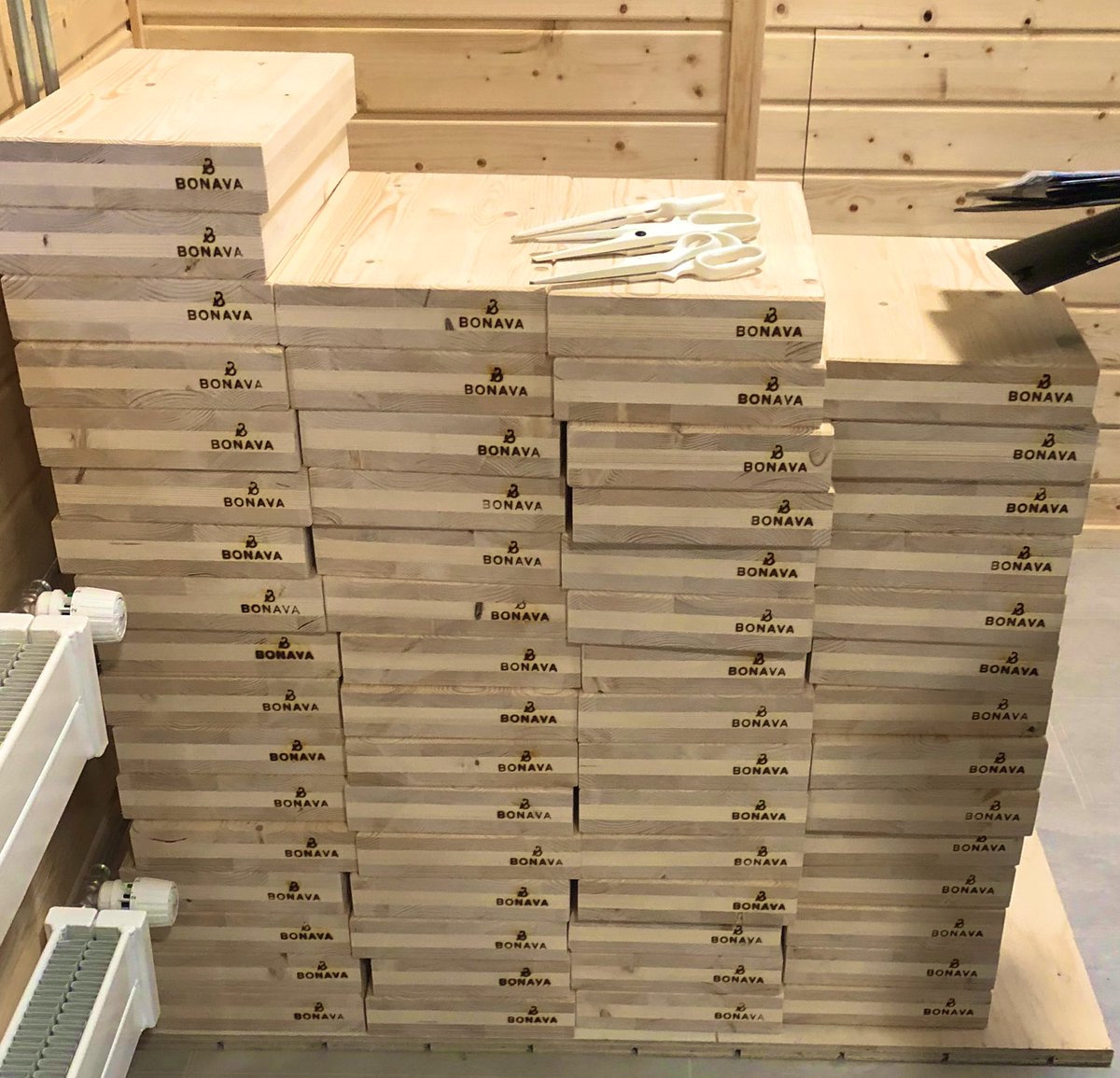 Turussa luovutettiin tänään #bonava suomen ensimmäinen myytävä kerrostalo, joka rakennettiin paikallaan suomalaisesta #clt:stä (kiitos CLT-Plant Oy ja <a href="/Timberpoint2016/">Timberpoint</a>) Seuraavaksi lähtee päiväkoti Rajamäelle. #rakennuspartio #pelastetaanmaailma #massivetimber #co2