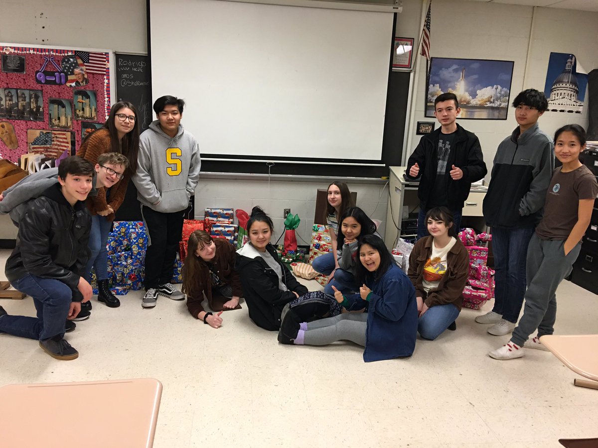 smyrnainteract's tweet photo. This is the best club ever! Raised money, bought presents, and supplied Christmas! Beautiful! @shscounselors88 @rucoschools @RotarySmyrnaTN @SmyrnaBulldog #100yearsoftradition https://t.co/MLOFfoP0LB