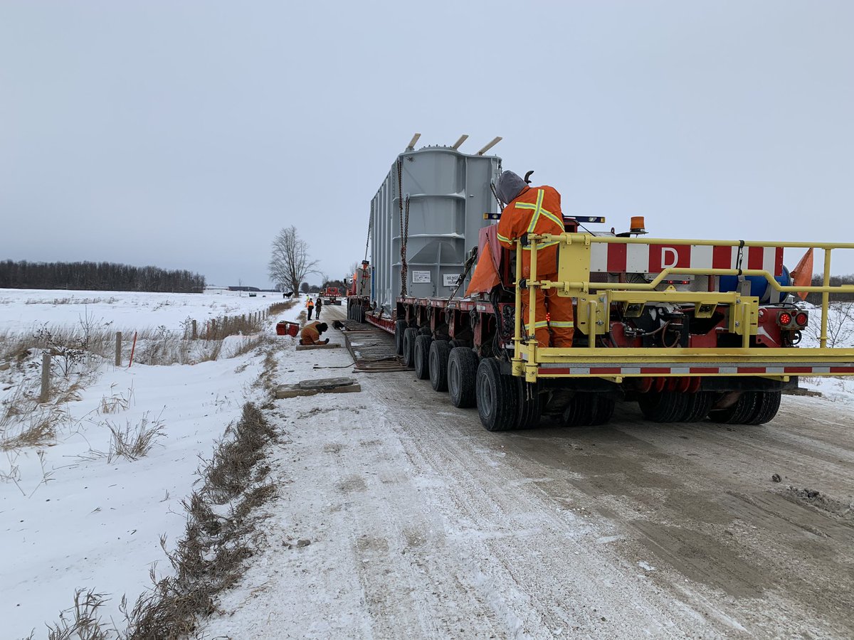 SSpecialized1's tweet photo. Crews busy today with two #superloads #teamwork https://t.co/QHpaJ3lCQl