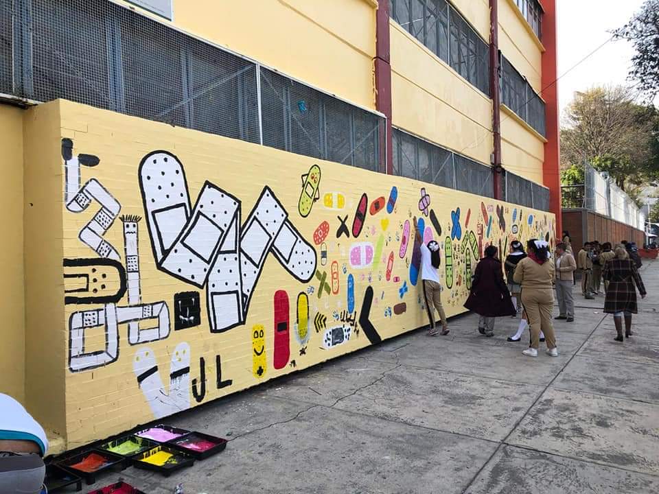 IsraelinMexico's tweet photo. Los grafitis de @DedeBandaid se inspiran y plasman algunos de los poemas de tolerancia e igualdad del famoso poeta #Nitzan. La escuela secundaria 42 de la @AlcCuauhtemocMx contará con muros con "curitas" que representan la recuperación y avance de la escuela tras el sismo de 2017 https://t.co/GwoeyVPBb3