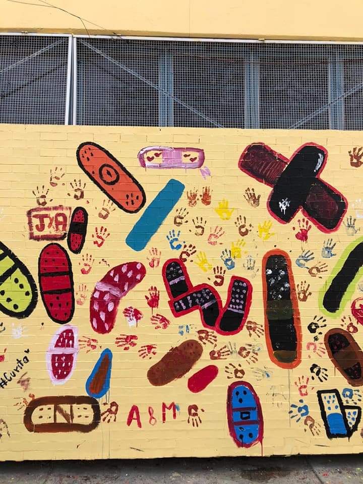 IsraelinMexico's tweet photo. Los grafitis de @DedeBandaid se inspiran y plasman algunos de los poemas de tolerancia e igualdad del famoso poeta #Nitzan. La escuela secundaria 42 de la @AlcCuauhtemocMx contará con muros con "curitas" que representan la recuperación y avance de la escuela tras el sismo de 2017 https://t.co/GwoeyVPBb3