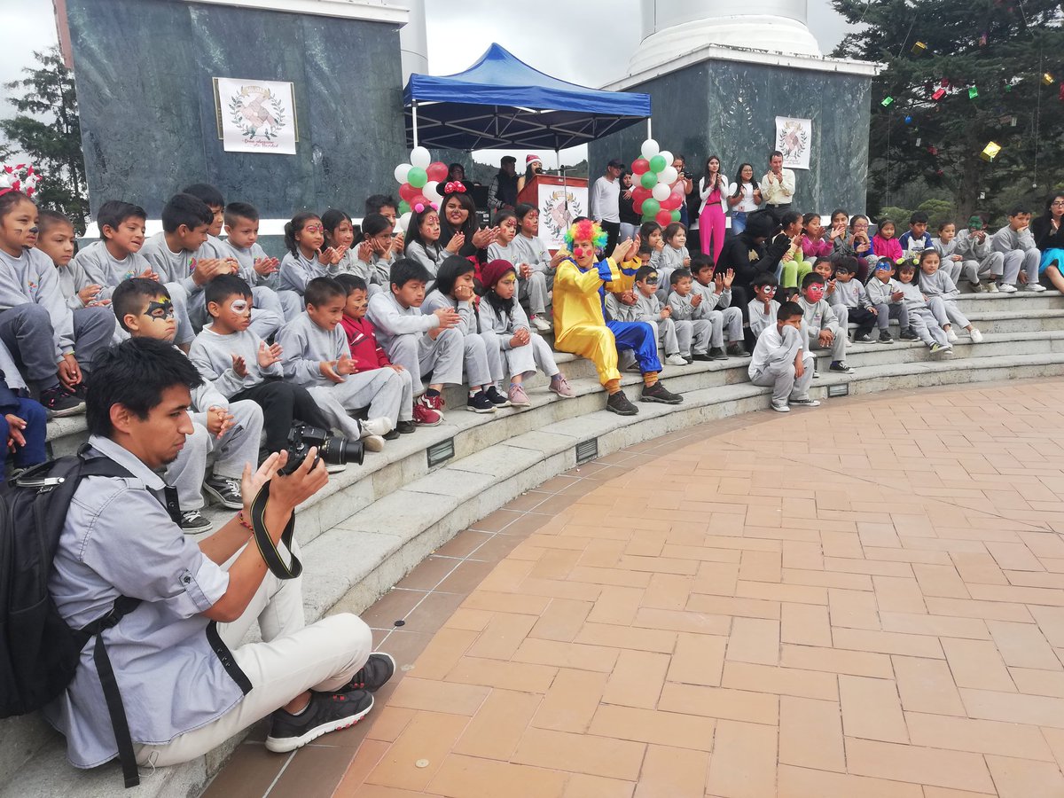 UNLRadio's tweet photo. 200 infantes participaron del agasajo de @SolidarProyecto de la Carrera de @ComuSocialUNL. Una mañana llena de magia se vivió en la plaza de la cultura. @NikolayAguirre https://t.co/o3qk1ljMNe